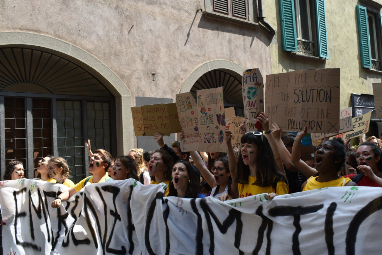 Studenti che manifestano allo sciopero globale per il clima a Bergamo